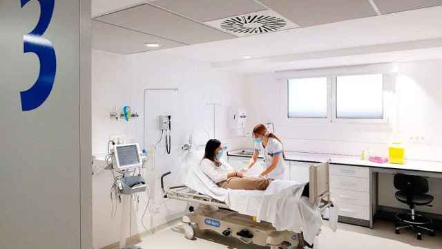 Paciente y enfermera en las urgencias del Hospital Delfos de Barcelona, propiedad de de HM Hospitales / HM
