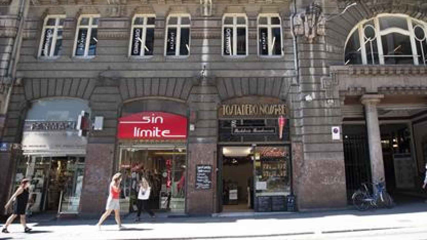 Comercios en una calle de Bilbao / CV