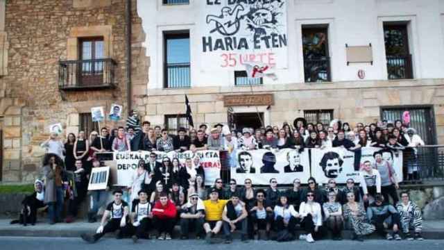 Imagen publicada por Covite de un acto a favor de presos de ETA en Elorrio.