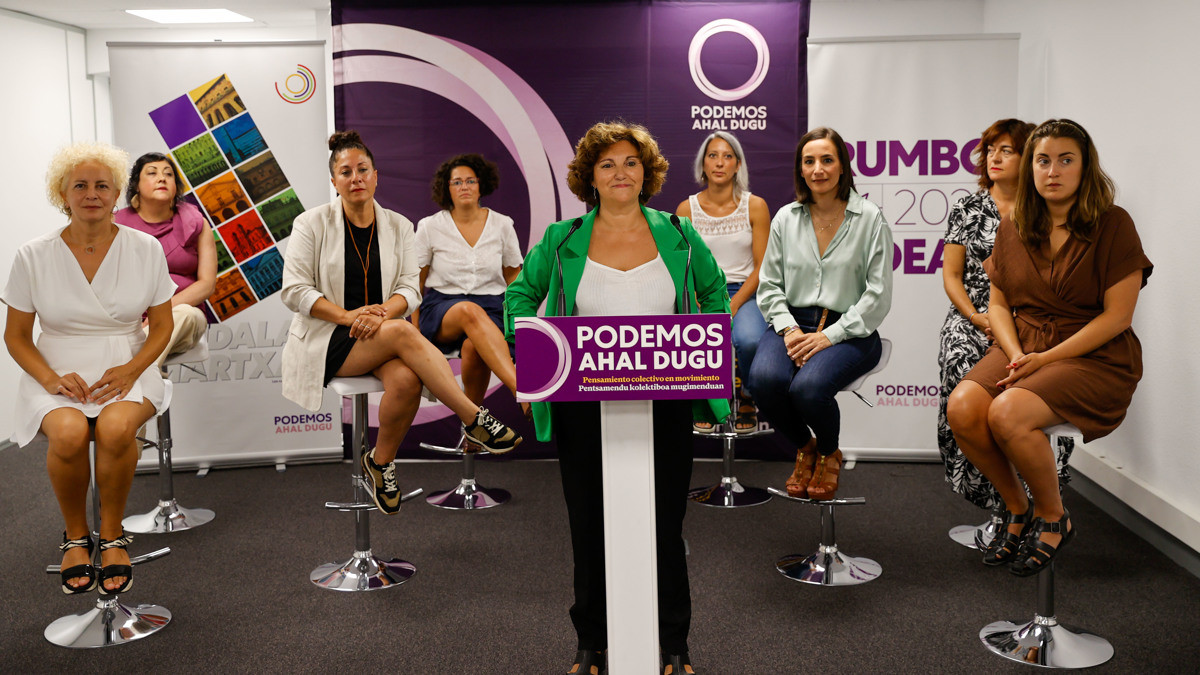 Pilar Garrido, secretaria general de Podemos Euskadi, junto a varias compañeras de filas. / EFE