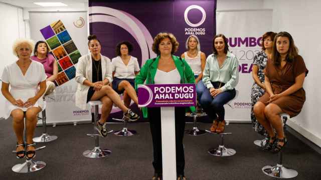 Pilar Garrido, secretaria general de Podemos Euskadi, junto a varias compaeras de filas. / EFE