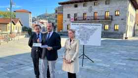Carlos Iturgaiz y el 'mapa de la corrupcin' este mircoles en Alonsotegi. / Europa Press