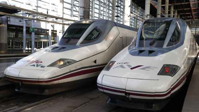 Dos trenes de alta velocidad de Renfe. /Efe