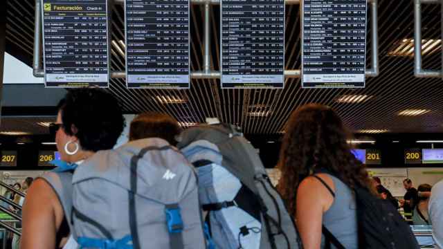 Pasajeros de un aeropuerto cargan con su equipaje de mano. / EFE