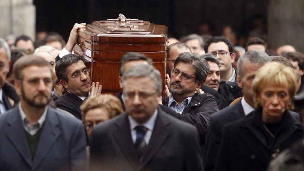 Los dirigentes del PSE portan el fretro de Isaas Carrasco, asesinado por ETA en marzo de 2008. / EP