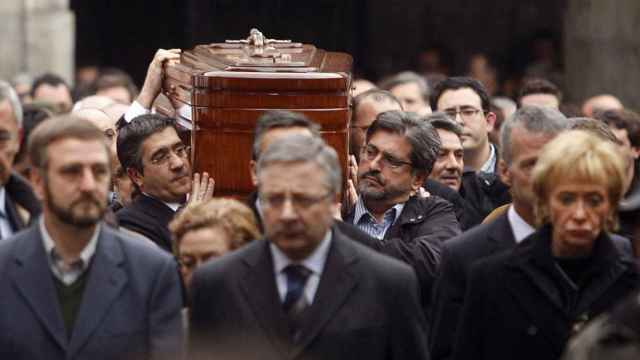 Los dirigentes del PSE portan el fretro de Isaas Carrasco, asesinado por ETA en marzo de 2008. / EP