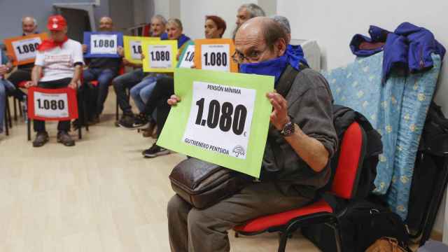 El movimiento de pensionistas de Bizkaia ha iniciado este lunes en Bilbao un ayuno y encierro, para reivindicar unas pensiones mnimas de 1.080 euros. EFE/Miguel Toa