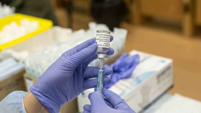 Una profesional sanitaria sostiene un vial de la vacuna AstraZeneca contra la COVID-19. EUROPA PRESS