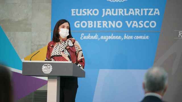 La consejera de Justicia del Gobierno vasco, Beatriz Artolazabal, observada por Iigo Urkullu. / EP