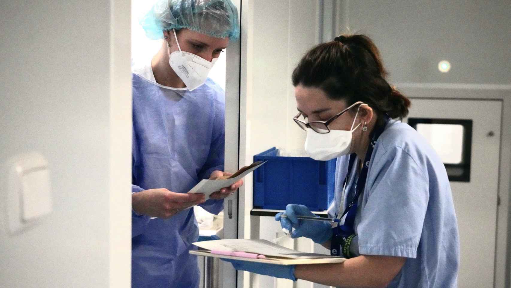 Dos enfermeras trabajan en el Hospital de Cruces. / EP