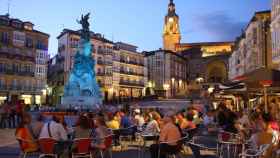 Locales de hostelera con turistas en el centro de Vitoria. / Euskadi.eus