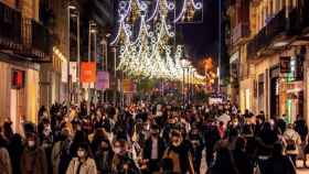 Calle abarrotada de gente en Navidad / EFE