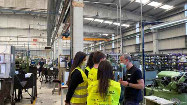 El grupo de alumnos del centro IES Urbi de Basauri visitando la empresa Izar en Amorebieta. / CV