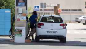 Una mujer reposta gasolinera en una estacin de servicio / EP
