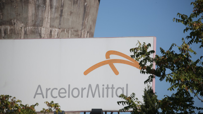 Placa de ArcelorMittal en una de sus acerías / Europa Press