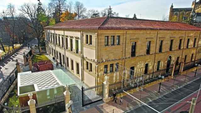 Vista exterior del Parlamento vasco, en Vitoria-Gasteiz. EFE