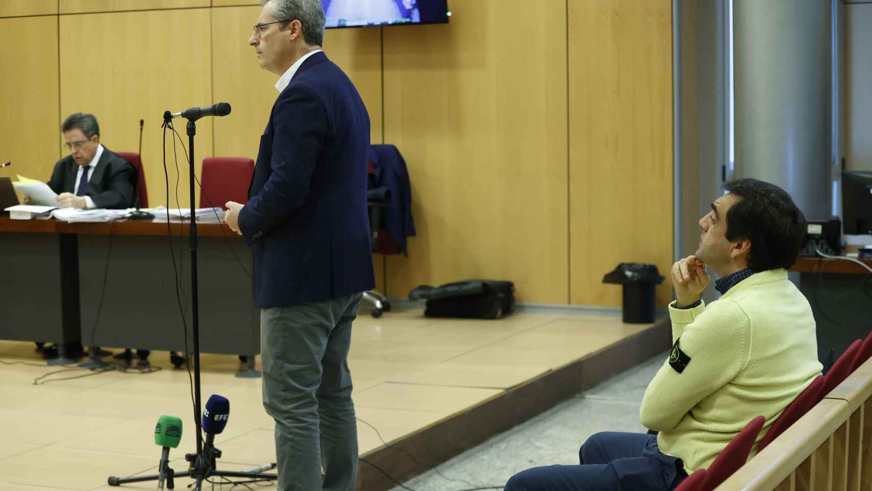 El expresidente de la Real Sociedad Iaki Badiola escucha la declaracin como testigo del diputado general de Gipuzkoa, Markel Olano./EFE
