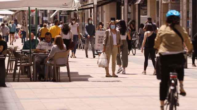 Personas paseando con mascarillas y sentadas en terrazas en una cntrica calle de Vitoria-Gasteiz. / EP