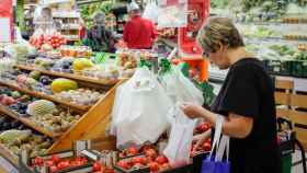Una mujer compra en un supermercado, donde ms se nota la inflacin. / EP