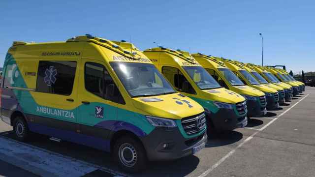 Ambulancias de La Pau, rotuladas con los distintivos de Osakidetza / Grup La Pau