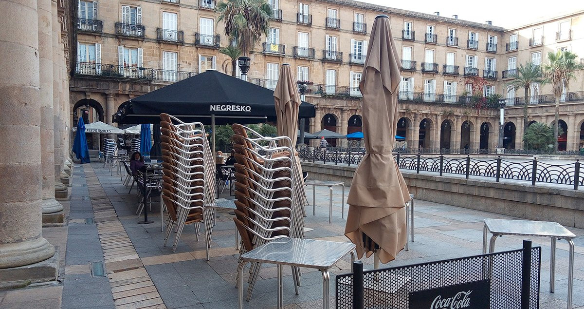 Locales de hostelería cerrados en la plaza Nueva de Bilbao a causa de las restricciones / EUROPA PRESS