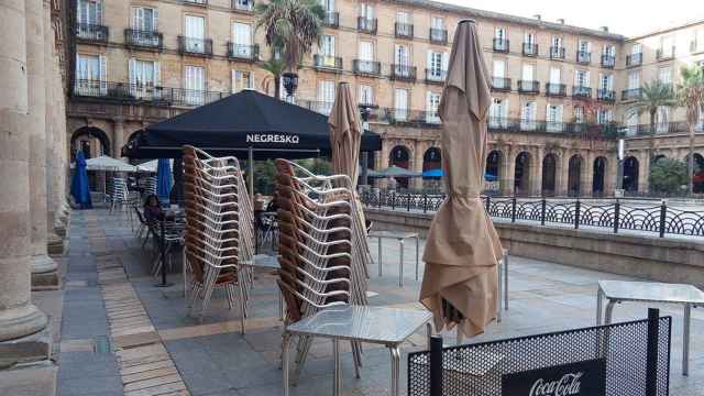 Locales de hostelera cerrados en la plaza Nueva de Bilbao a causa de las restricciones / EUROPA PRESS