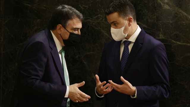 El portavoz del PNV, Aitor Esteban, conversa con el portavoz del PSOE, Hctor Gmez./ EP