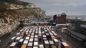 Miles de camiones alineados en Dover a la espera de que se reabra el paso de mercancas,