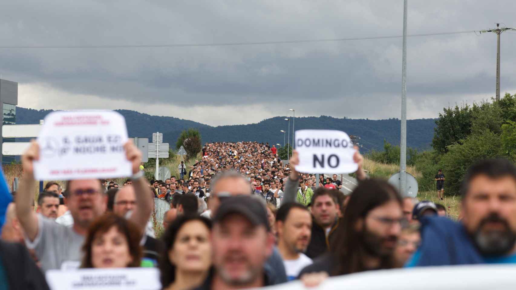 Manifestacin de Mercedes durante la primera jornada de huelga en la factora alavesa / EFE