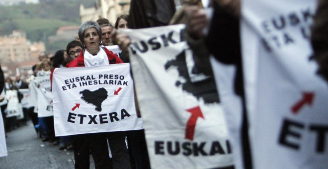 Manifestación a favor de presos de ETA en Baiona. / Efe