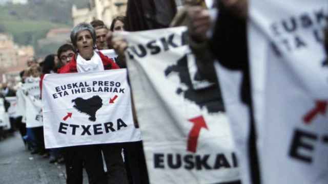 Manifestacin a favor de presos de ETA en Baiona. / Efe