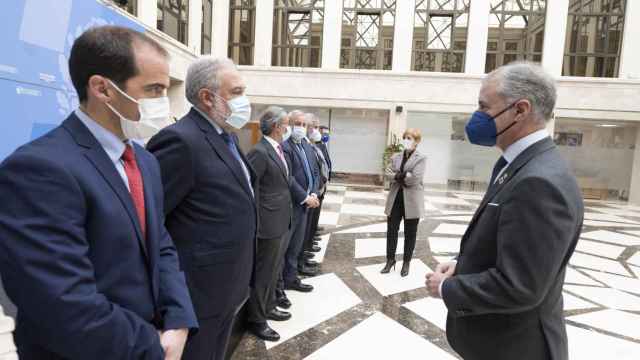 El lehendakari Urkullu y Arantza Tapia en el encuentro con representantes del Corredor Vasco del Hidrgeno./ CV