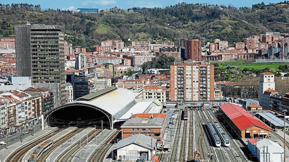Entrada a la estación de Abando en Bilbao. / EFE