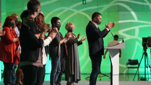 El coordinador general EH Bildu, Arnaldo Otegi aplaude a los asistentes al Congreso del pasado fin de semana. /EP