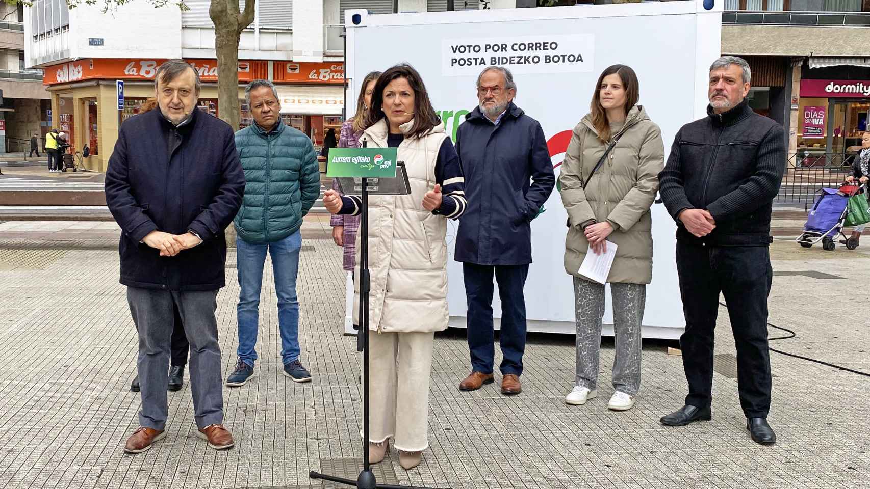La candidata a la alcalda de Vitoria, Beatriz Artolazabal, este sbado en la presentacin de cuatro oficinas electorales para el 28-M / PNV