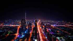 Rascacielos en una vista nocturna de Dubai