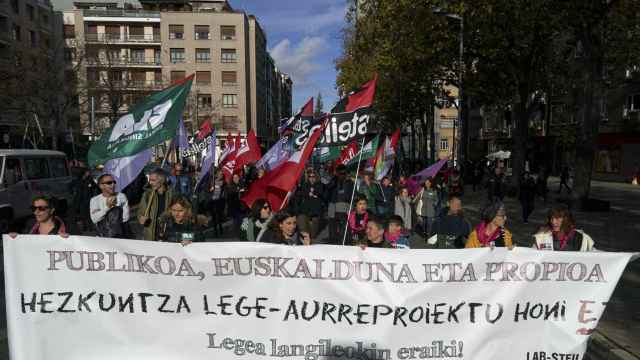 Manifestacin de los sindicatos por Vitoria durante la segunda jornada de huelga en la educacin / L. Rico (EFE)