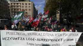 Manifestacin de los sindicatos por Vitoria durante la segunda jornada de huelga en la educacin / L. Rico (EFE)