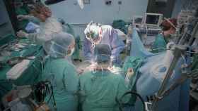 Interior de un quirfano durante una operacin de trasplante en Euskadi. / EP