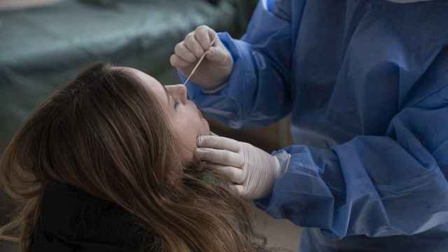 Una enfermera realiza un test para detectar la covid-19. / EFE