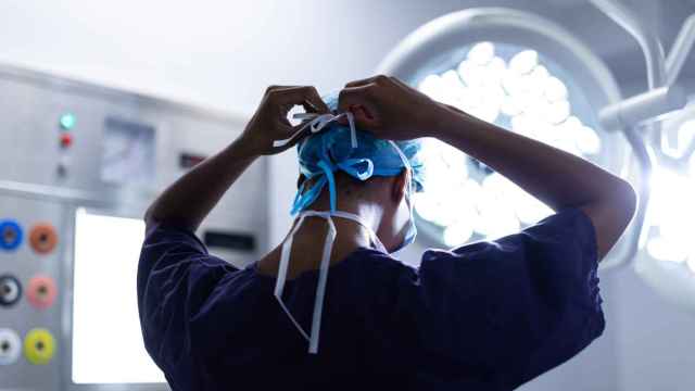 Un cirujano se prepara para una intervencin quirrgica / Archivo