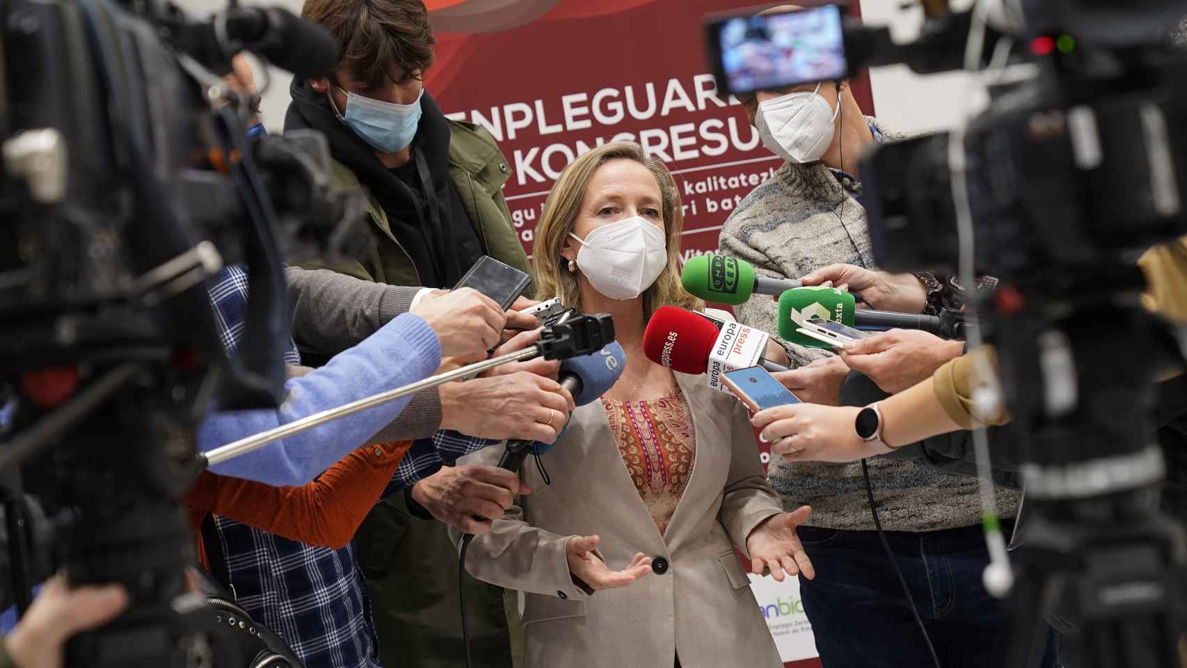 La ministra de Economa, Nadia Calvio atiende a los medios en Vitoria./ EP