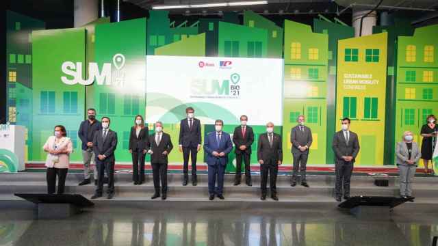 Foto de familia de algunos de los representantes de empresas e instituciones que se han sumado a la declaracin de Bilbao.