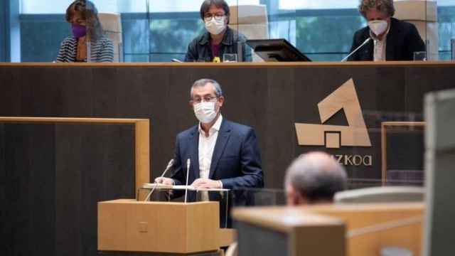 El diputado general de Gipuzkoa, Markel Olano, interviene en el Pleno de Poltica General. / EP