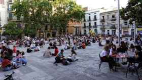 Multitud de jvenes toman cervezas en la plaza del Sol del barrio de Gracia de Barcelona / EFE