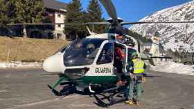 El helicptero de la Guardia Civil usado para el rescate de dos personas arrastradas por un alud en el Pirineo aragons / EFE - Guardia Civil