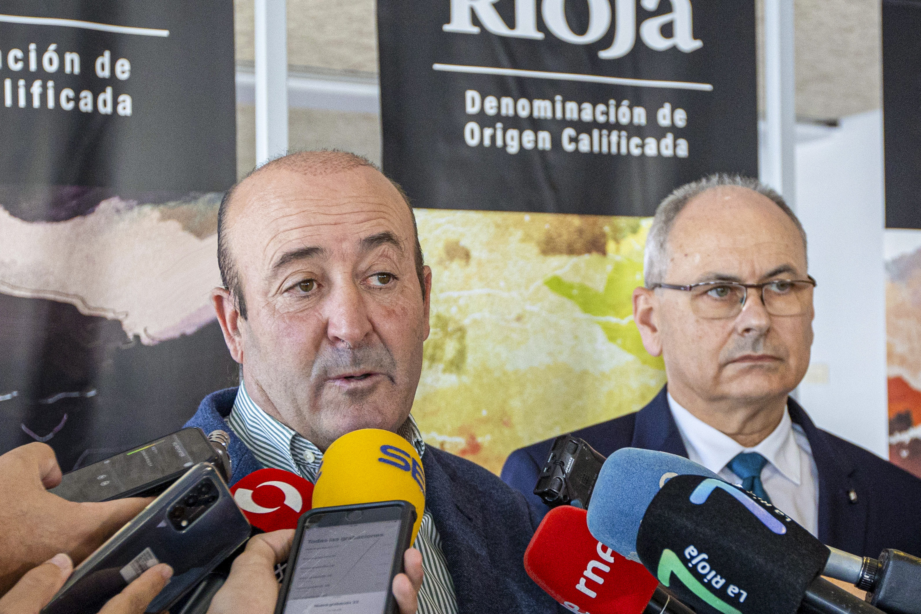 El presidente y el director general del Consejo Regulador de la DOCa Rioja, Fernando Ezquerro y José Luis Lapuente atienden a los medios en el Consejo Regulador en Logroño / EFE