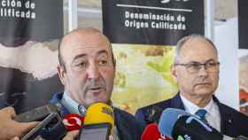 El presidente y el director general del Consejo Regulador de la DOCa Rioja, Fernando Ezquerro y Jos Luis Lapuente atienden a los medios en el Consejo Regulador en Logroo / EFE