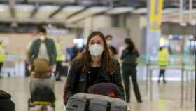Una joven por el Aeropuerto de Madrid-Barajas Adolfo Surez. / EP