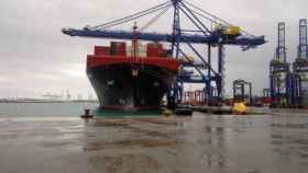Barco en puerto con material sanitario procedente de China/EP